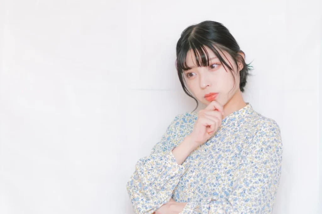 悩みを抱える女性（整骨院のチラシ）